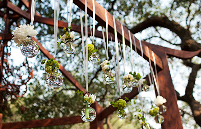 необычная свадебная флористика, цветы в стеклянных шарах