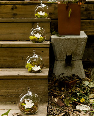 необычная свадебная флористика, цветы в стеклянных шарах