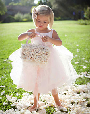 необычная свадебная флористика, цветочная сумочка