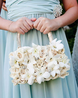 необычная свадебная флористика, цветочная сумочка