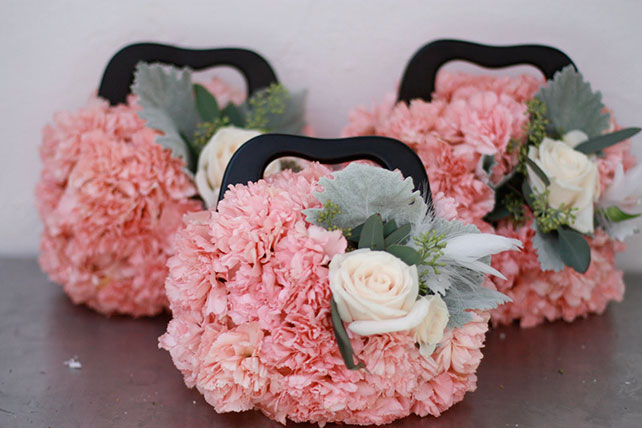 необычная свадебная флористика, цветочная сумочка