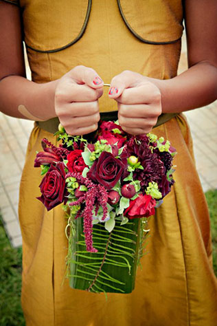 необычная свадебная флористика, цветочная сумочка