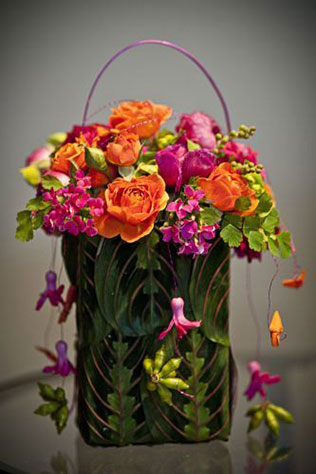 необычная свадебная флористика, цветочная сумочка