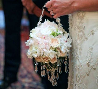 необычная свадебная флористика, цветочная сумочка