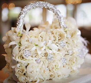 необычная свадебная флористика, цветочная сумочка