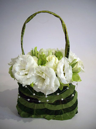 необычная свадебная флористика, цветочная сумочка