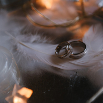 Крупные планы с обручальными кольцами  – маст-хэв для свадебной фотосессии. Фотограф Татьяна Авилова