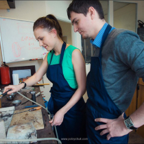 Петя и Настя делают обручальные кольца своими руками в ювелирной мастерской «Артефакториум». Фотограф Михаил Потейчук