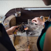 Петя и Настя делают обручальные кольца своими руками в ювелирной мастерской «Артефакториум». Фотограф Михаил Потейчук