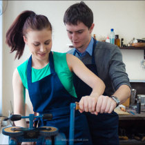 Петя и Настя делают обручальные кольца своими руками в ювелирной мастерской «Артефакториум». Фотограф Михаил Потейчук