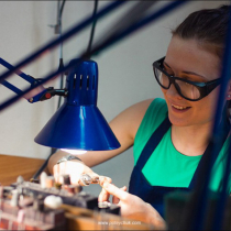 Петя и Настя делают обручальные кольца своими руками в ювелирной мастерской «Артефакториум». Фотограф Михаил Потейчук