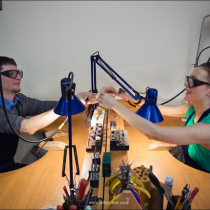 Петя и Настя делают обручальные кольца своими руками в ювелирной мастерской «Артефакториум». Фотограф Михаил Потейчук