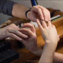 Петя и Настя делают обручальные кольца своими руками в ювелирной мастерской «Артефакториум». Фотограф Михаил Потейчук