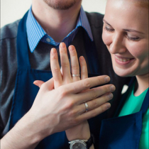 Петя и Настя делают обручальные кольца своими руками в ювелирной мастерской «Артефакториум». Фотограф Михаил Потейчук