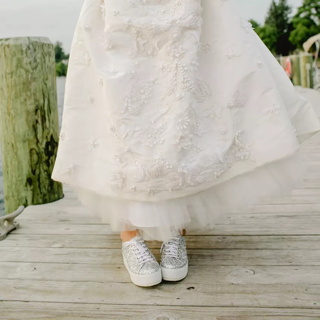 Удобно и современно: невеста в кроссовках
