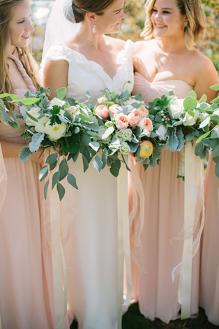 Летняя свадьба: нежные оттенки пудры, букеты невесты и подружек