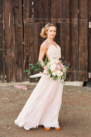 Летняя свадьба: нежные оттенки пудры, образ невесты
