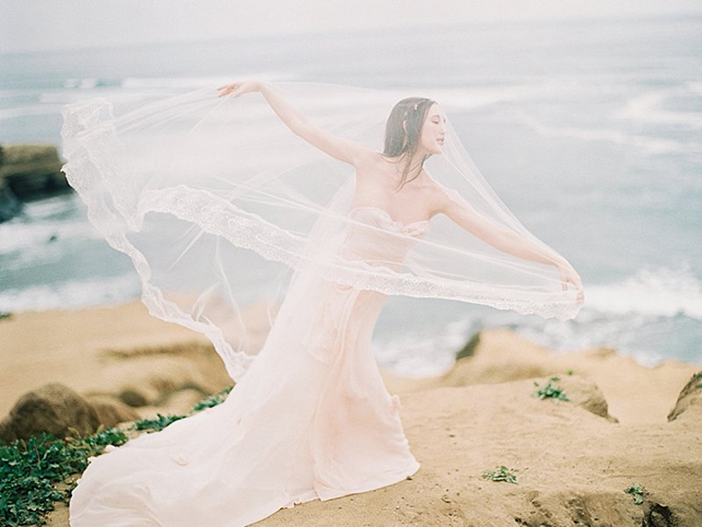 Летняя свадьба: нежные оттенки пудры, невеста в фате