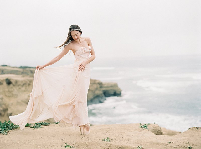 Летняя свадьба: нежные оттенки пудры, невеста на берегу моря