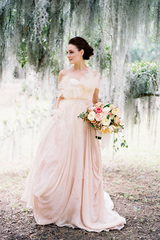 Летняя свадьба: нежные оттенки пудры, образ невесты
