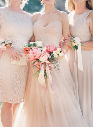 Летняя свадьба: нежные оттенки пудры, невеста с подружками