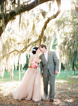 Летняя свадьба: нежные оттенки пудры, жених и невеста под деревом