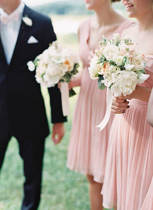 Летняя свадьба: нежные оттенки пудры, букеты подружек невесты