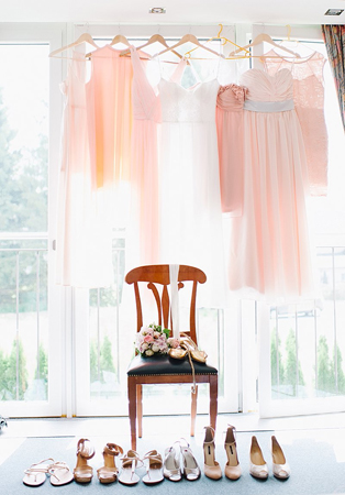 Летняя свадьба: нежные оттенки пудры, платье и туфли невесты и подружек невесты