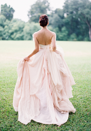 Летняя свадьба: нежные оттенки пудры, платье невесты