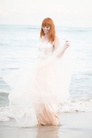 Летняя свадьба: нежные оттенки пудры, невеста на пляже