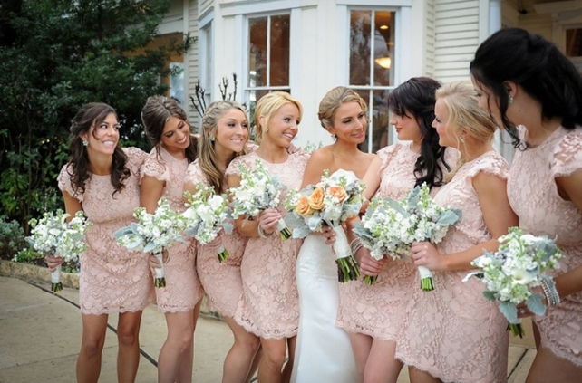Летняя свадьба: нежные оттенки пудры, невеста с подружками