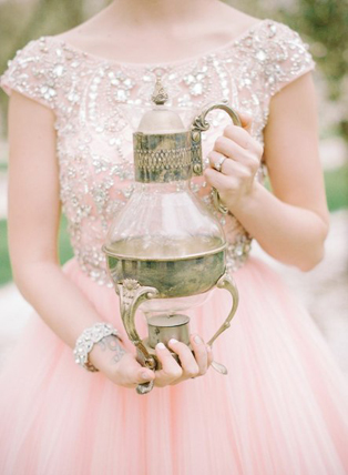 Летняя свадьба: нежные оттенки пудры, невеста держит лампу в руках