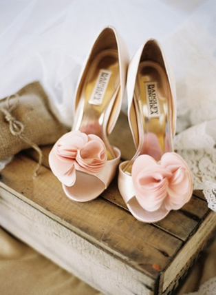 Летняя свадьба: нежные оттенки пудры, туфли невесты