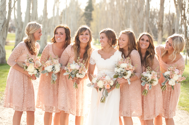 Летняя свадьба: нежные оттенки пудры, невеста с подружками