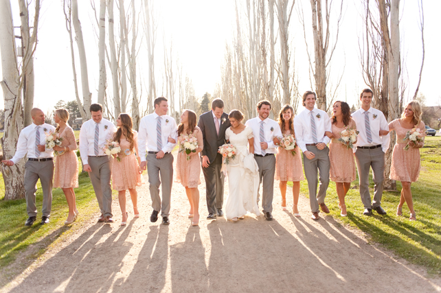 Летняя свадьба: нежные оттенки пудры, невеста с подружками