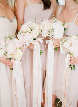 Летняя свадьба: нежные оттенки пудры, букеты невесты и подружек