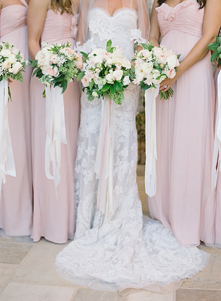 Летняя свадьба: нежные оттенки пудры, букеты невесты и подружек