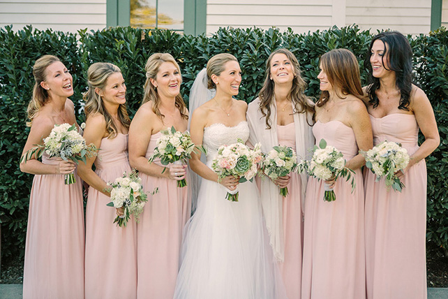Летняя свадьба: нежные оттенки пудры, невеста с подружками