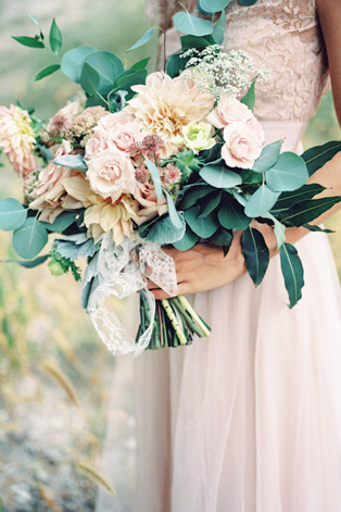 Летняя свадьба: нежные оттенки пудры, букет невесты 