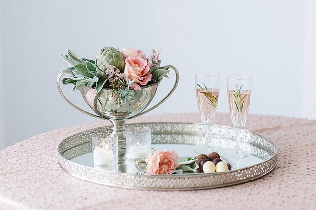Летняя свадьба: нежные оттенки пудры, цветы и шампанское на подносе