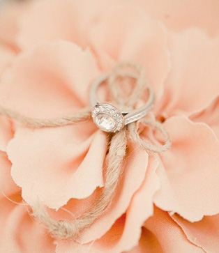 Летняя свадьба: нежные оттенки пудры, кольцо на цветке
