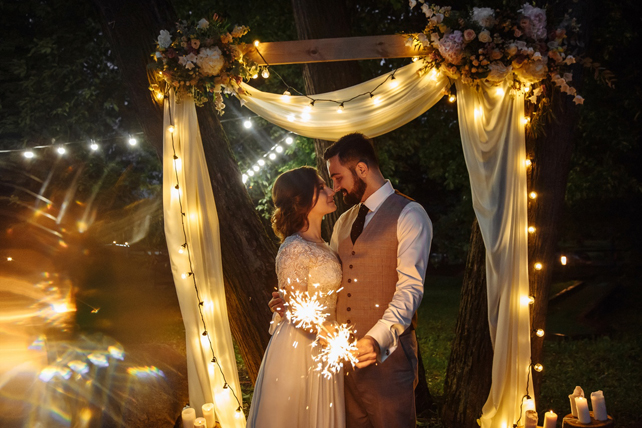 Надя Солнцева, фотограф: С ребятами мы договорились о съемке почти за полгода до мероприятия, поэтому было довольно много времени продумать детали. Я предложила сделать вечернюю мини-церемонии и съемку и со свечами и бенгальскими огнями, что ребята с радостью поддержали. Далее мы уже обсуждали все нюансы с декораторами.
