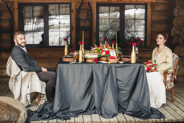 осенняя свадебная фотосессия, жених и невеста за столом