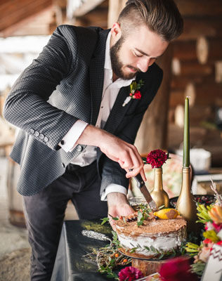 осенняя свадебная фотосессия, жених режет торт