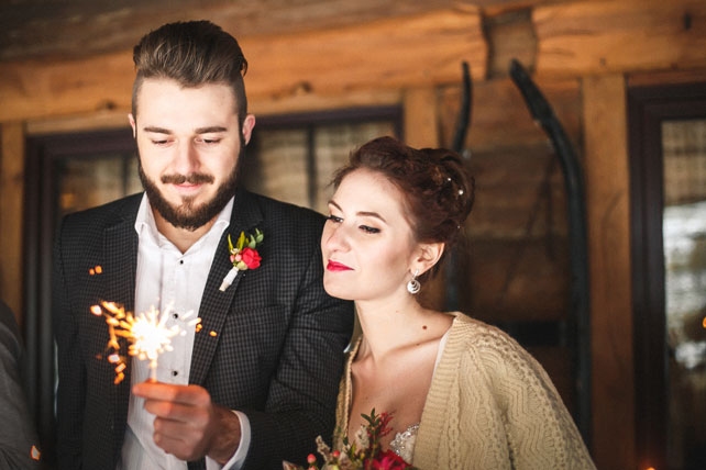 осенняя свадебная фотосессия, жених и невеста, бенгальские огни