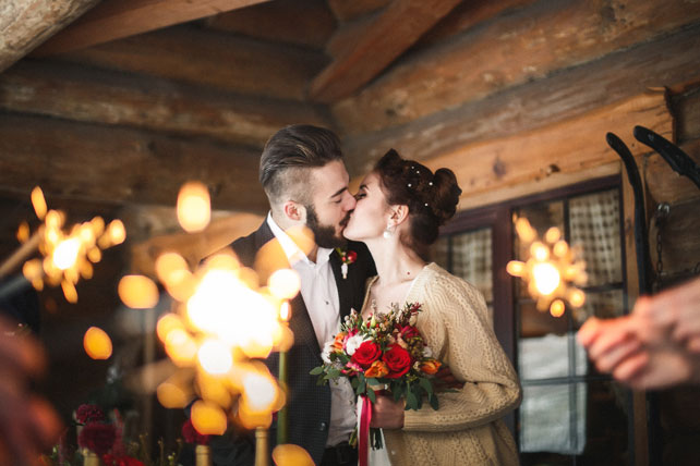 осенняя свадебная фотосессия, жених и невеста, бенгальские огни