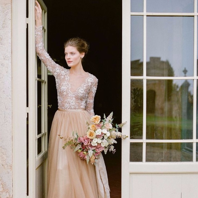 Бежевая нежность: 40 платьев для осенних невест