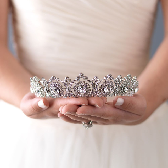 Свадебные тренды 2019: диадема в образе невесты