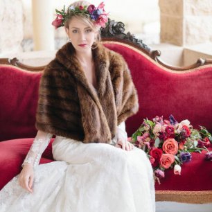 Благородный мех: полушубки и накидки для невест