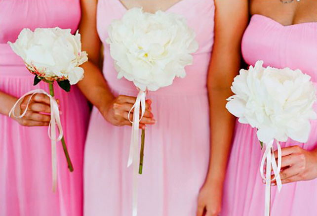 Тренд свадебной моды - один цветок вместо букета невесты